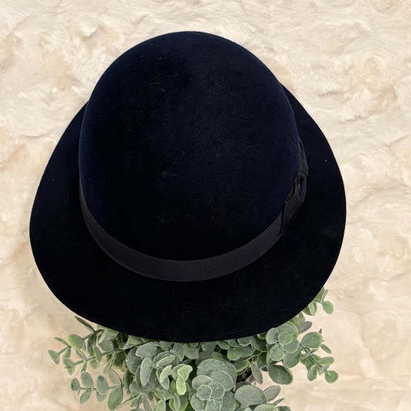 Vintage Halston Women\'s Navy Blue 100% Wool Hat with ribbon and bowl detail